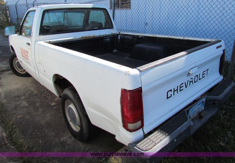 image for item E8102 1993 Chevrolet S10 pickup truck