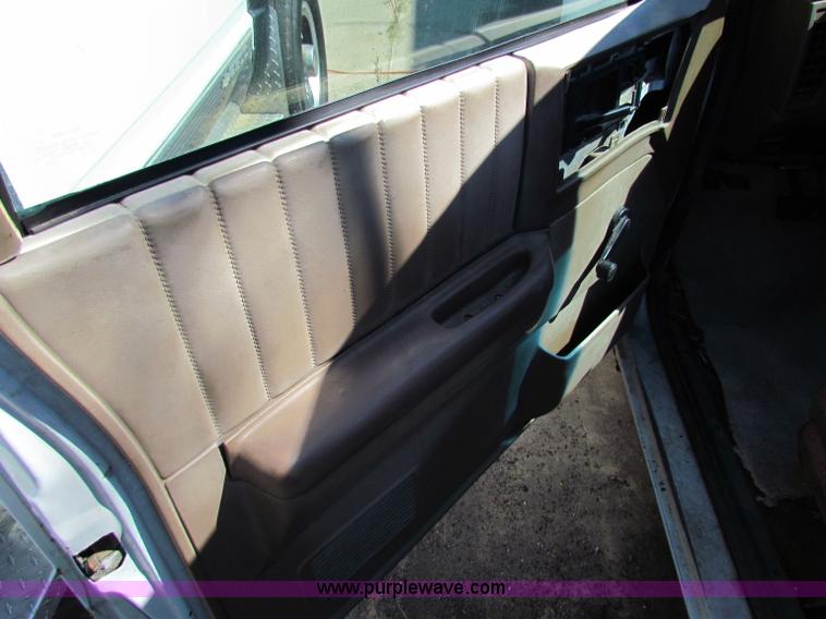 image for item E8102 1993 Chevrolet S10 pickup truck