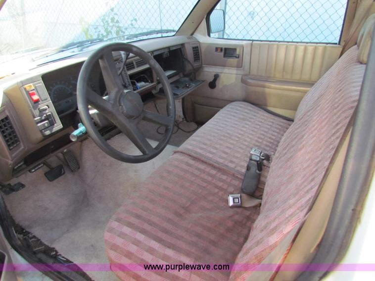 image for item E8102 1993 Chevrolet S10 pickup truck