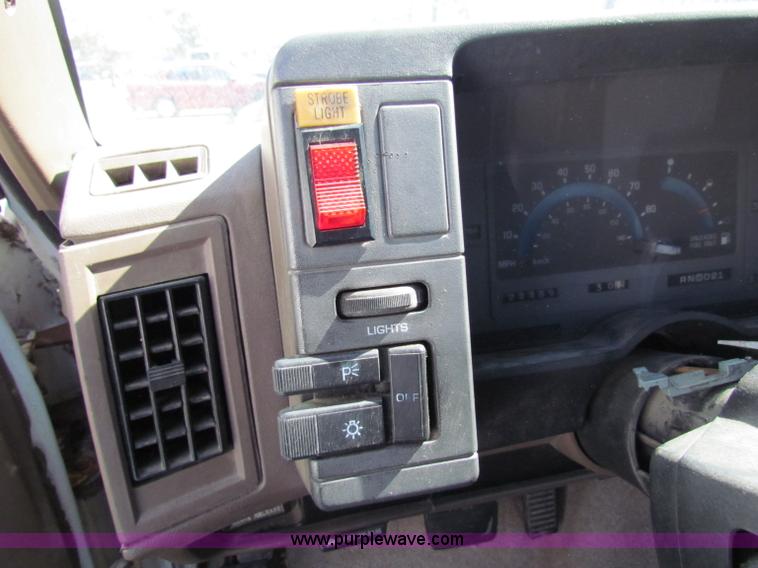 image for item E8102 1993 Chevrolet S10 pickup truck