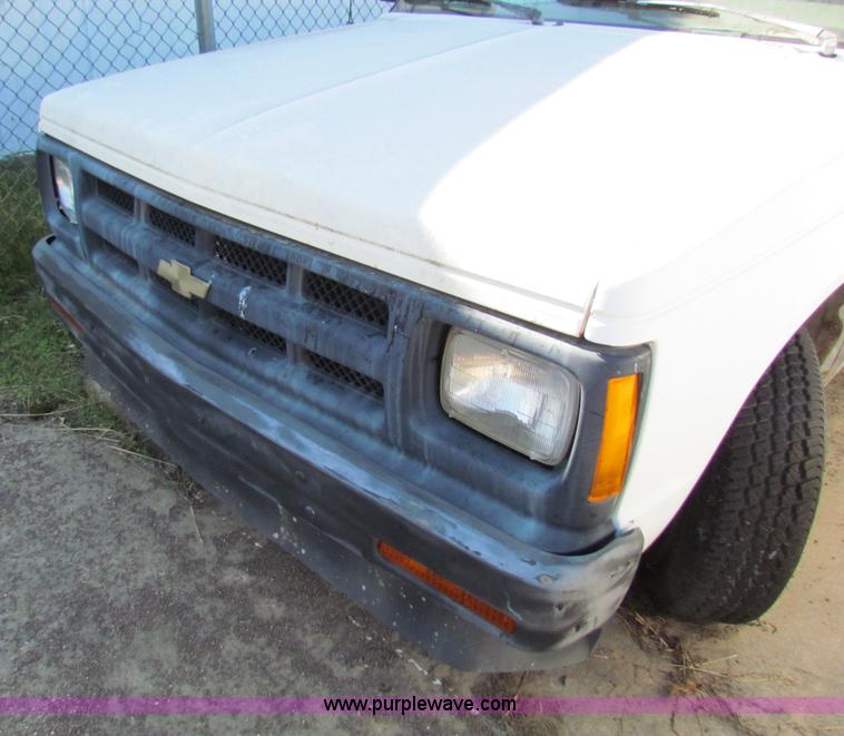 image for item E8102 1993 Chevrolet S10 pickup truck