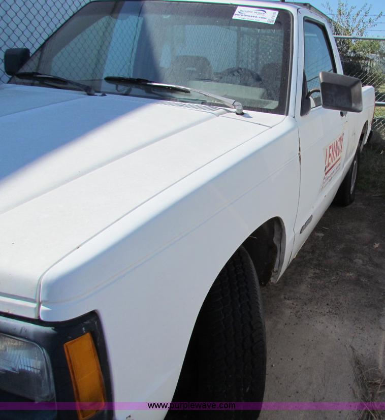image for item E8102 1993 Chevrolet S10 pickup truck