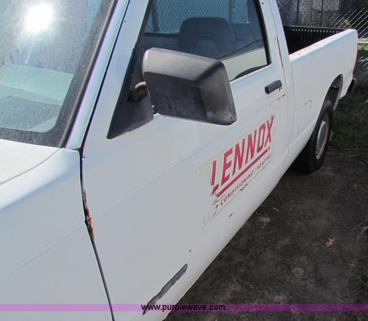 image for item E8102 1993 Chevrolet S10 pickup truck