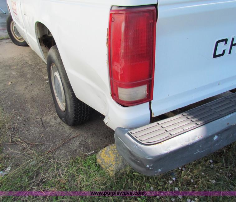 image for item E8102 1993 Chevrolet S10 pickup truck