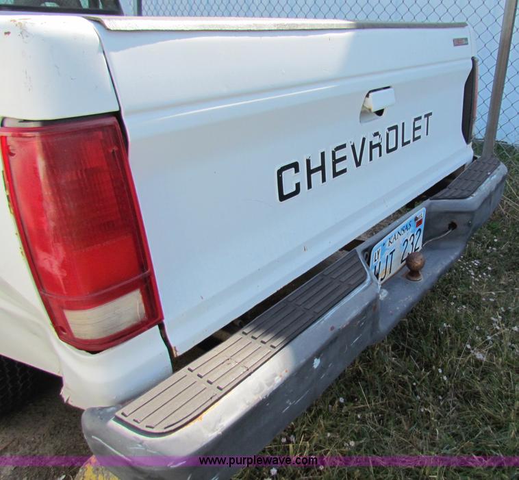 image for item E8102 1993 Chevrolet S10 pickup truck