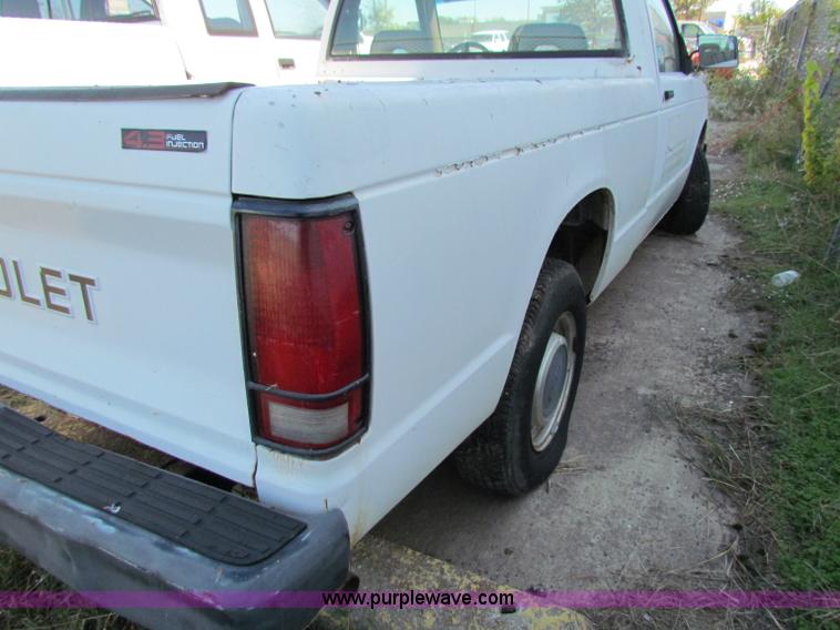 image for item E8102 1993 Chevrolet S10 pickup truck