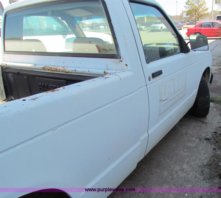 image for item E8102 1993 Chevrolet S10 pickup truck