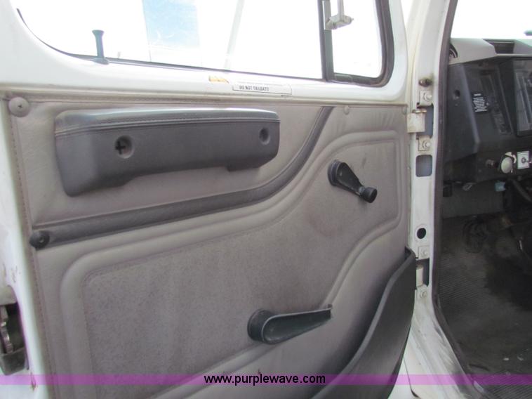 image for item E8210 2000 International 4700 24' box truck