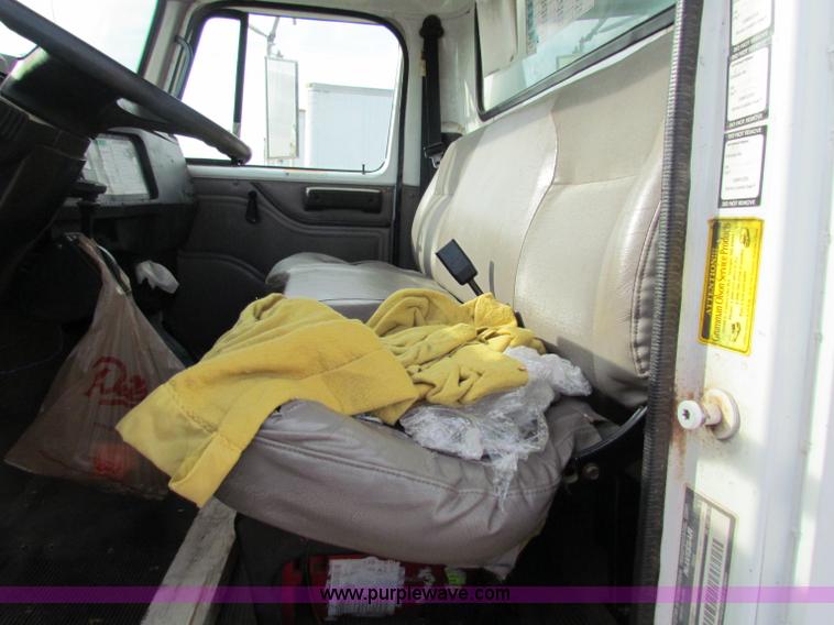 image for item E8210 2000 International 4700 24' box truck