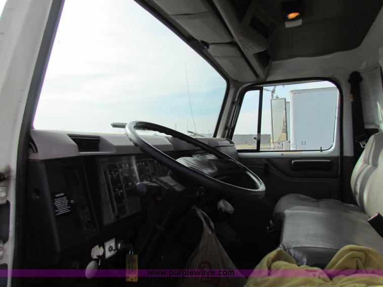 image for item E8210 2000 International 4700 24' box truck