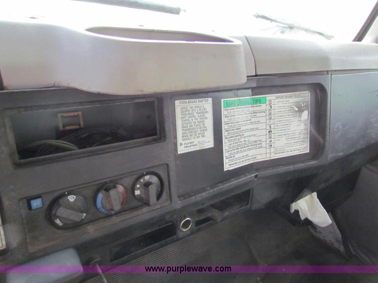 image for item E8210 2000 International 4700 24' box truck