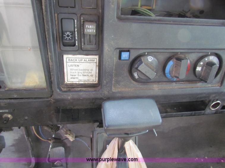 image for item E8210 2000 International 4700 24' box truck