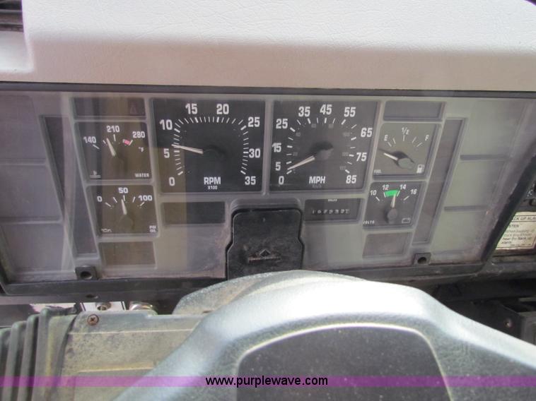 image for item E8210 2000 International 4700 24' box truck