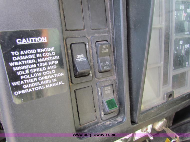 image for item E8210 2000 International 4700 24' box truck