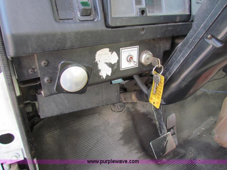 image for item E8210 2000 International 4700 24' box truck