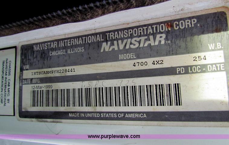 image for item E8210 2000 International 4700 24' box truck
