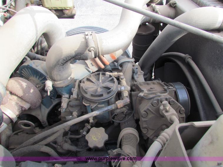 image for item E8210 2000 International 4700 24' box truck