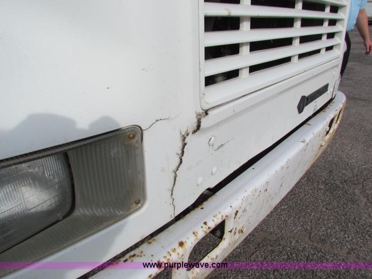 image for item E8210 2000 International 4700 24' box truck