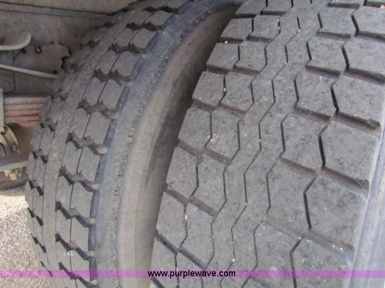 image for item E8210 2000 International 4700 24' box truck