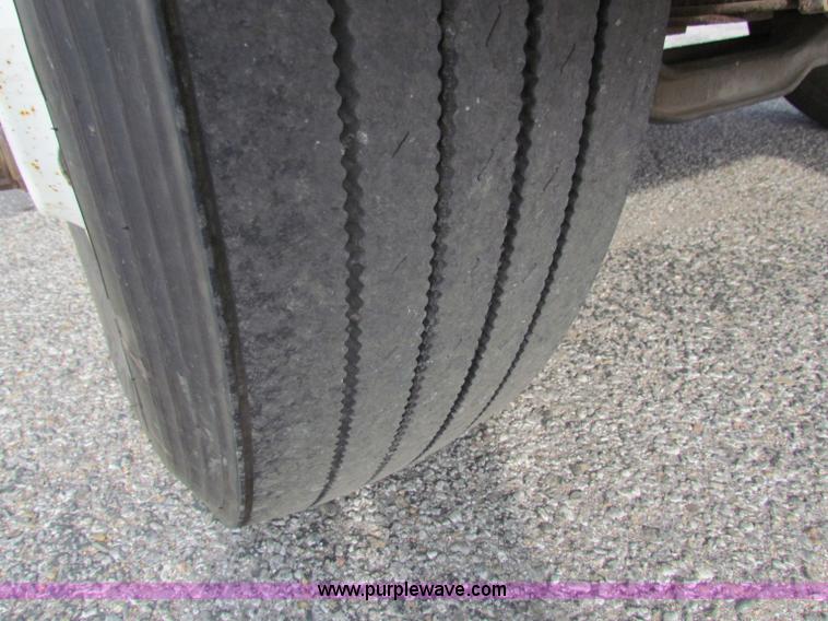 image for item E8210 2000 International 4700 24' box truck