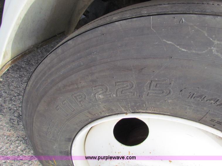 image for item E8210 2000 International 4700 24' box truck