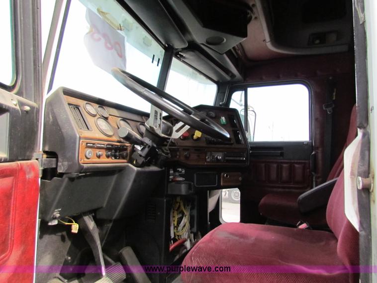image for item E8211 1994 Freightliner FLD120 semi truck