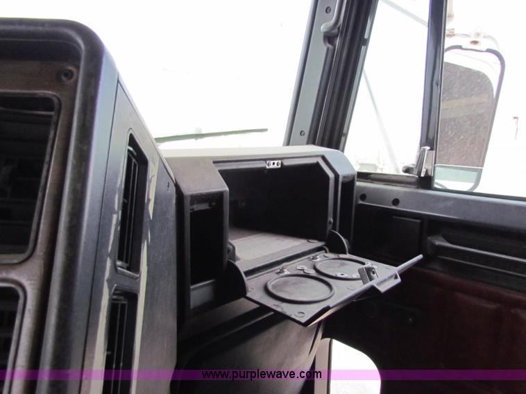 image for item E8211 1994 Freightliner FLD120 semi truck