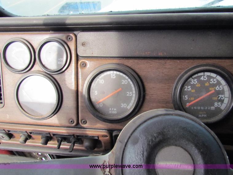 image for item E8211 1994 Freightliner FLD120 semi truck