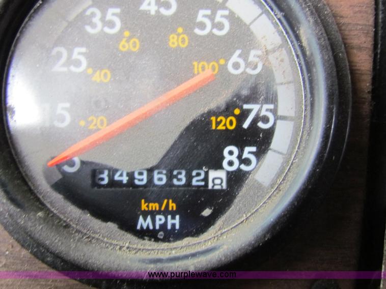 image for item E8211 1994 Freightliner FLD120 semi truck