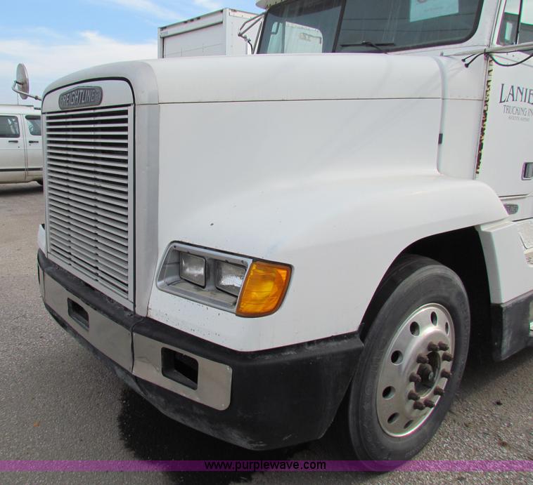 image for item E8211 1994 Freightliner FLD120 semi truck