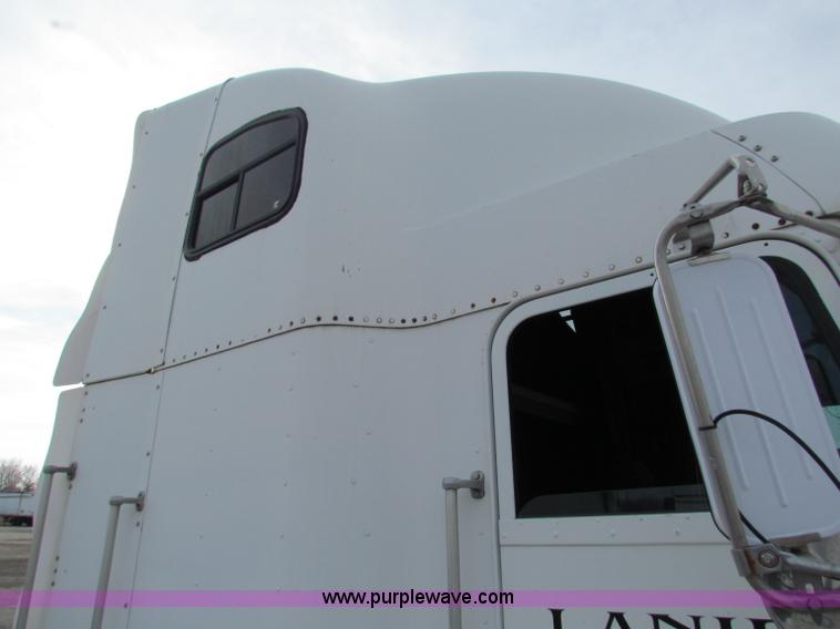 image for item E8211 1994 Freightliner FLD120 semi truck