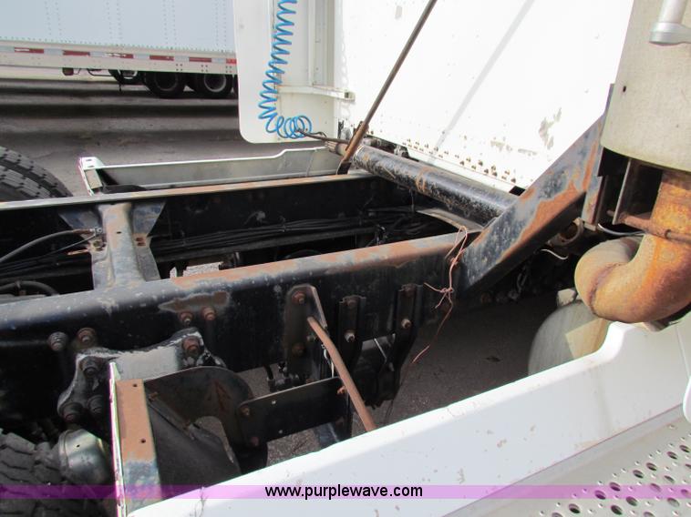 image for item E8211 1994 Freightliner FLD120 semi truck