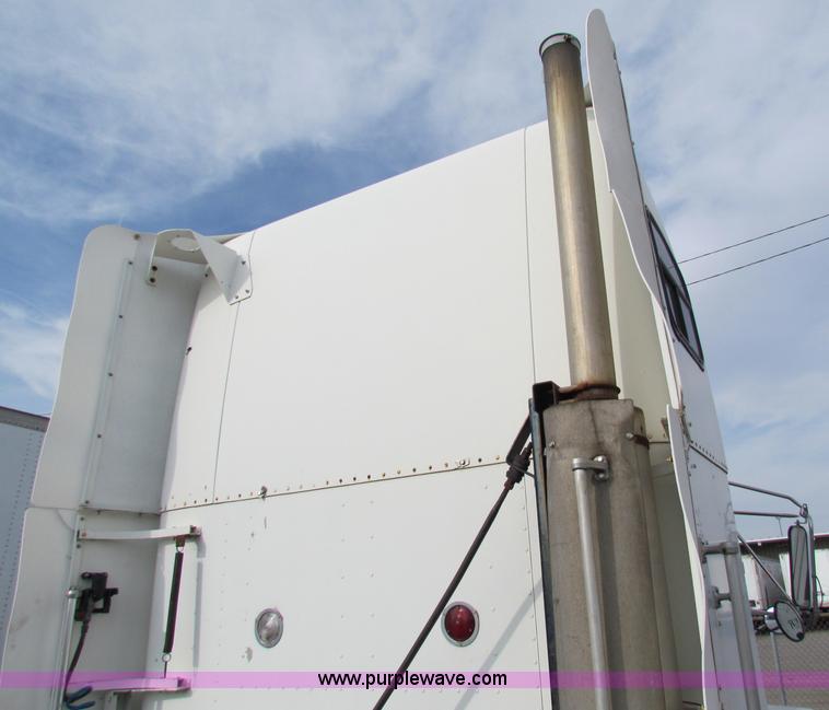 image for item E8211 1994 Freightliner FLD120 semi truck