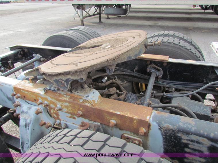 image for item E8211 1994 Freightliner FLD120 semi truck