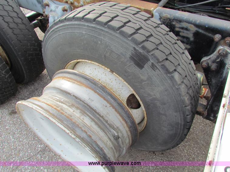 image for item E8211 1994 Freightliner FLD120 semi truck