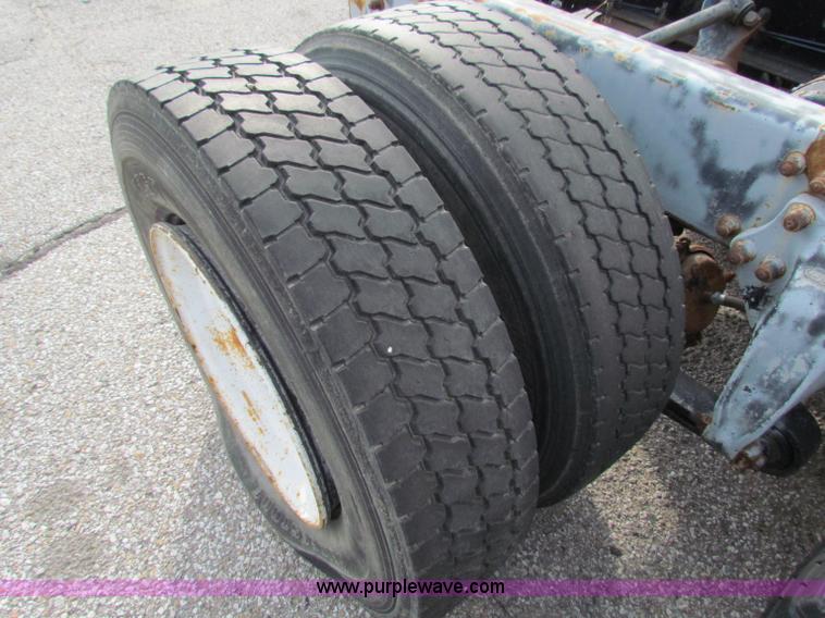 image for item E8211 1994 Freightliner FLD120 semi truck