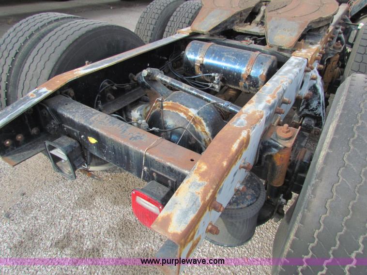 image for item E8211 1994 Freightliner FLD120 semi truck