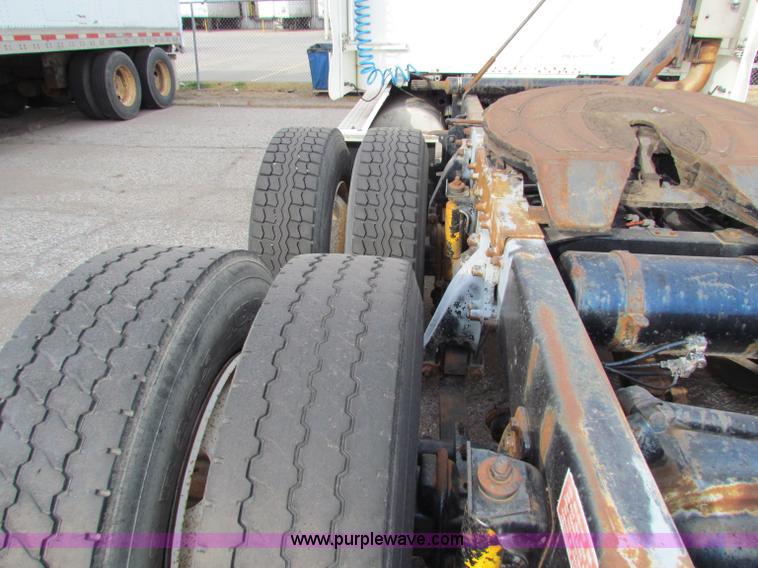 image for item E8211 1994 Freightliner FLD120 semi truck