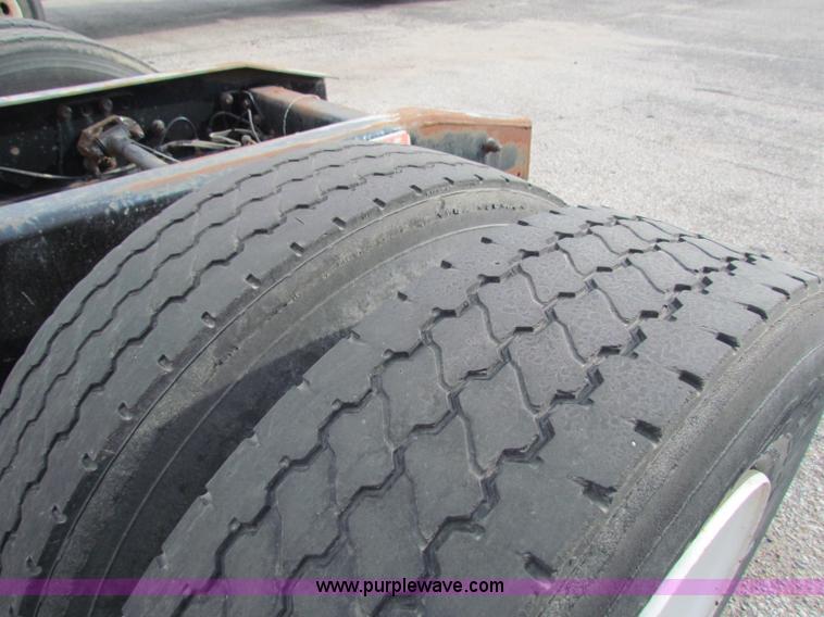 image for item E8211 1994 Freightliner FLD120 semi truck