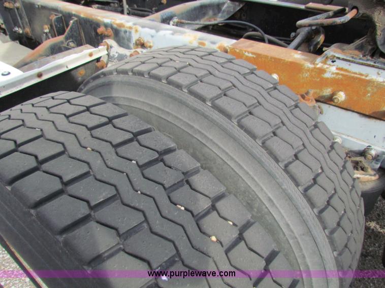 image for item E8211 1994 Freightliner FLD120 semi truck