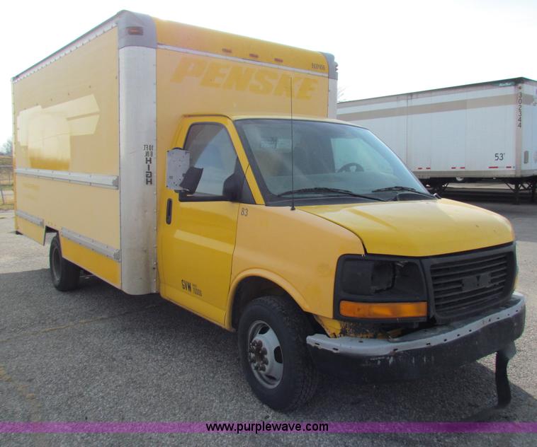 image for item E8212 2005 GMC 3500 Savana box van