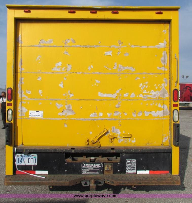 image for item E8212 2005 GMC 3500 Savana box van