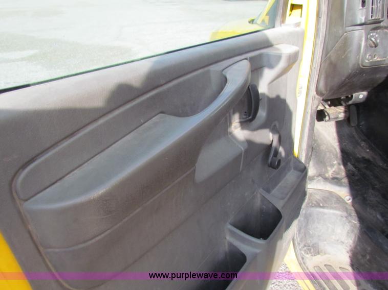image for item E8212 2005 GMC 3500 Savana box van