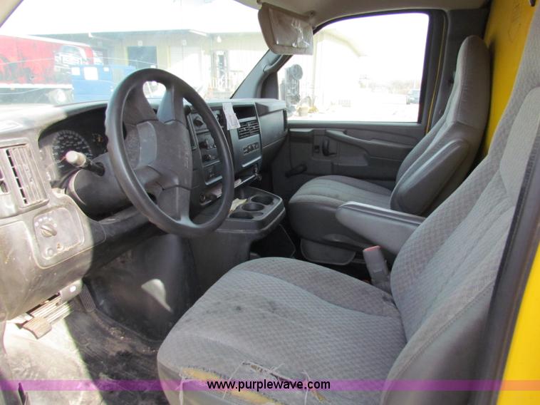image for item E8212 2005 GMC 3500 Savana box van