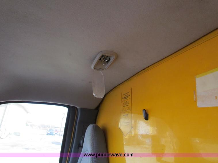image for item E8212 2005 GMC 3500 Savana box van