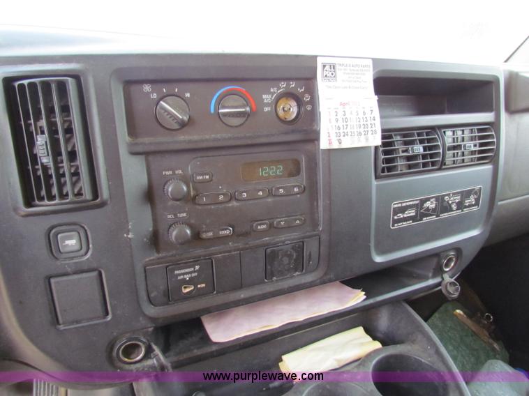 image for item E8212 2005 GMC 3500 Savana box van