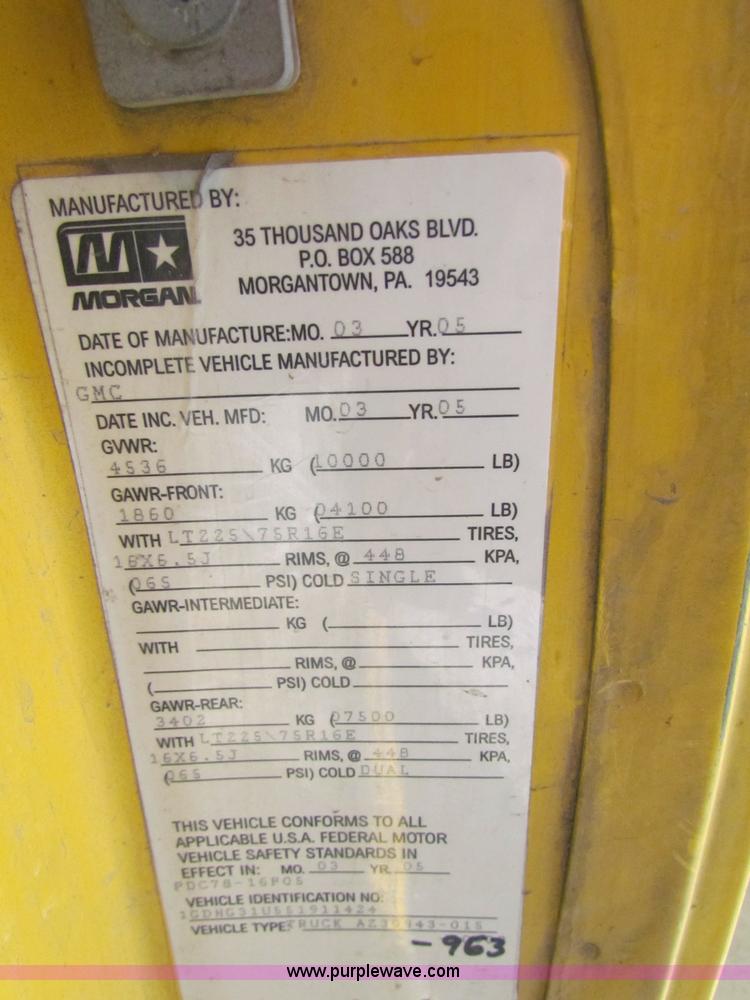 image for item E8212 2005 GMC 3500 Savana box van