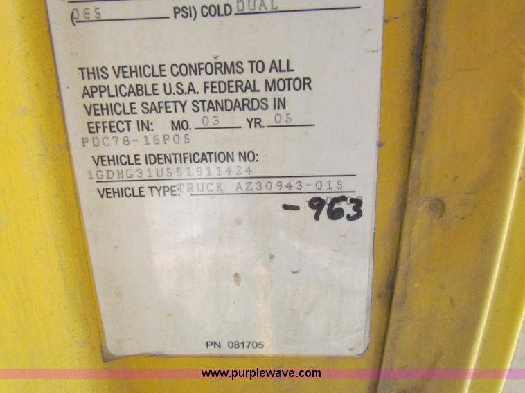 image for item E8212 2005 GMC 3500 Savana box van