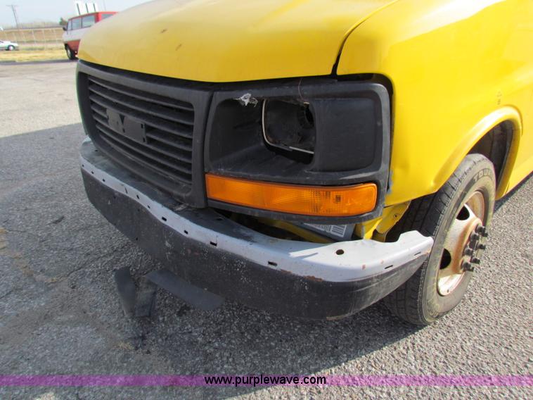 image for item E8212 2005 GMC 3500 Savana box van