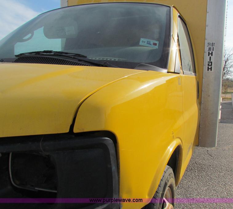 image for item E8212 2005 GMC 3500 Savana box van
